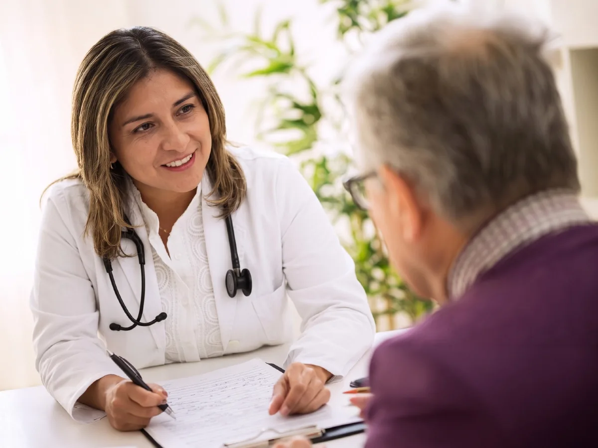 Cardióloga de ZENDA conversando con una paciente sobre sus hábitos de vida