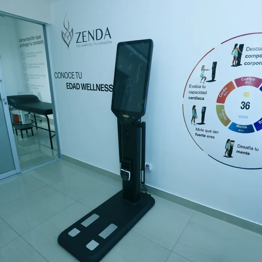 Equipo de evaluación integral Technogym Checkup en el consultorio ZENDA